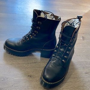 New Dr. Martens Leona Womens Fashion Boot in Black, Size 9.